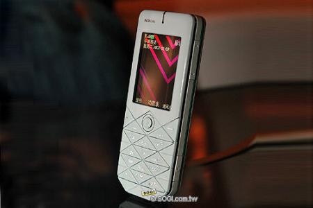 Nokia 7500 Prism mobile phone