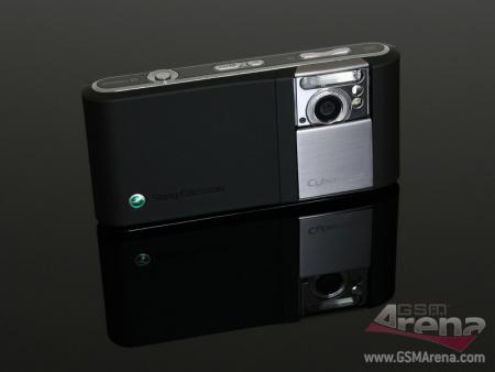 Sony Ericsson C905 camera phone showing its camera
